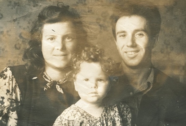 La joven familia hispano-soviética. Inna, Máshenka y Virgilio. Sverdlovsk, 1950