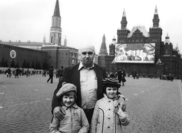El autor con sus nietas el 1º de mayo de 1983 en la Plaza Roja de Moscú