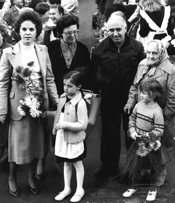 Ksenia comienza sus estudios. La acompañan, de izquierda a derecha, María, Inna, el autor, Klavdia y Nástenka, 1983