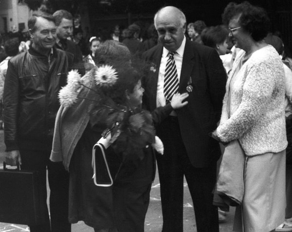 A Alexei le acompañan sus cuatro abuelos. De izquierda a derecha: Nikolai, Elizaveta (abrazada a su nieto), el autor e Inna, 1988